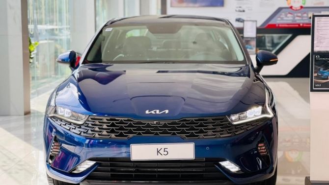 Nhận ưu đãi hấp dẫn, giá xe Kia K5 lăn bánh đầu tháng 12/2025 giảm cực sâu, 'hạ gục' Toyota Camry