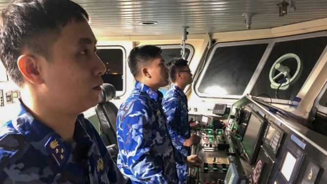 Tàu cá chìm giữa sóng dữ cách Vũng Áng 50 hải lý: Tình hình tìm kiếm 8 người gặp nạn