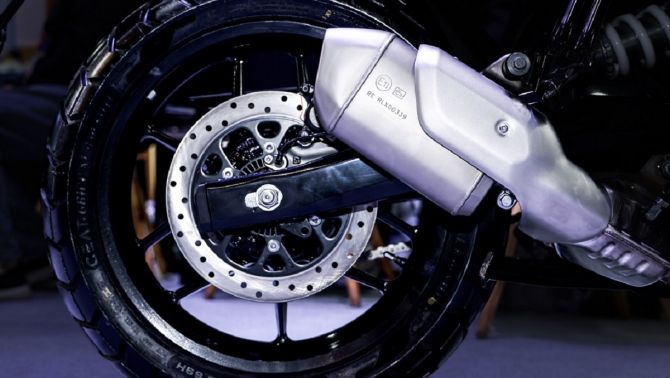 ‘Chiến binh côn tay’ mới của Anh quốc chính thức ra mắt: Đẹp hơn hẳn Honda Winner R, có ABS, giá mềm