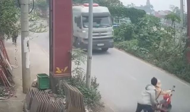 Xác định danh tính và nguyên nhân người đàn ông đẩy Đại úy CSGT vào đầu xe tải đang lao tới