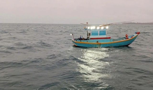 Xôn xao vụ người đàn ông chết trên thuyền trôi tự do ở biển Phú Qúy