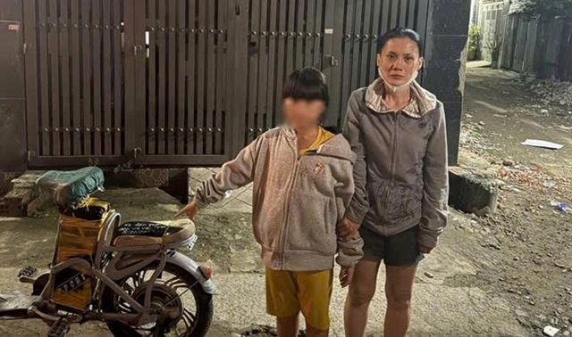 Chân dung người phụ nữ cướp đôi bông tai vàng của bé gái khi đang chơi trong hẻm ở TP.HCM