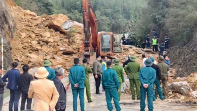 Sạt lở đất đá trên Quốc lộ 6 đoạn Mai Châu: 5 người thương vong, giao thông tê liệt