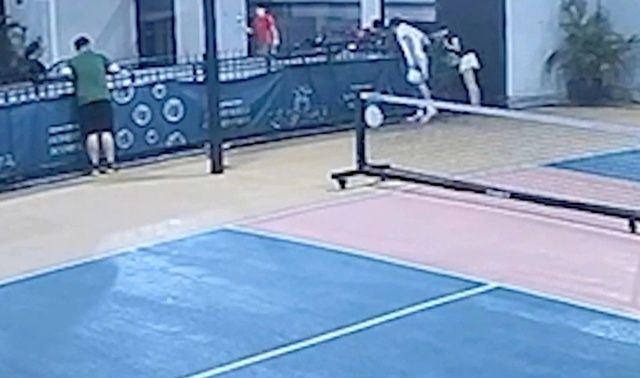 Clip người đàn ông 32 tuổi rơi xuống đất tử vong khi chơi pickleball ở sân thượng khiến nhiều người bàng hoàng