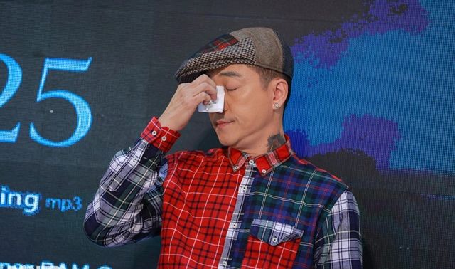 Tuấn Hưng đối diện nhiều thay đổi sau khi mẹ qua đời, khóc nức nở khi nhắc đến mẹ