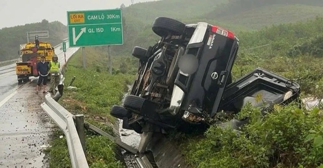 Nguyên nhân chiếc xe bán tải lật nghiêng trên cao tốc Cam Lộ - Sơn La khiến 1 người tử vong