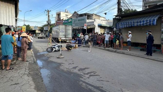 TPHCM: Thắng gấp vì xe ba gác đậu ngược chiều, nạn nhân bị xe tải cán tử vong thương tâm