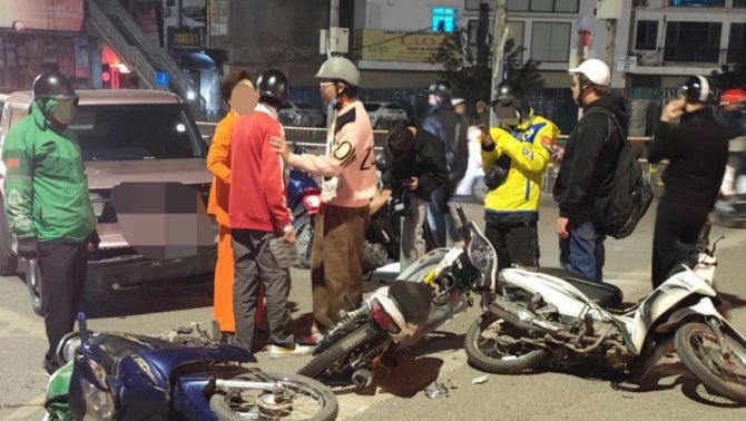 Hiện trường ô tô đâm liên hoàn nhiều xe máy trên phố Hà Nội, bất ngờ với cách xử lý của tài xế