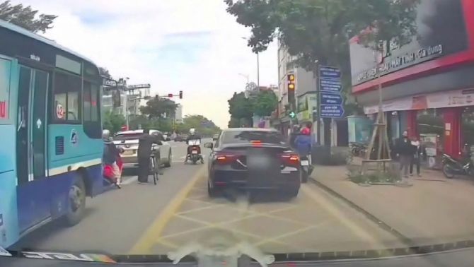 Xác định danh tính người lái xe ô tô dừng trên vạch mắt võng, chặn lỗi rẽ phải giữa giờ cao điểm