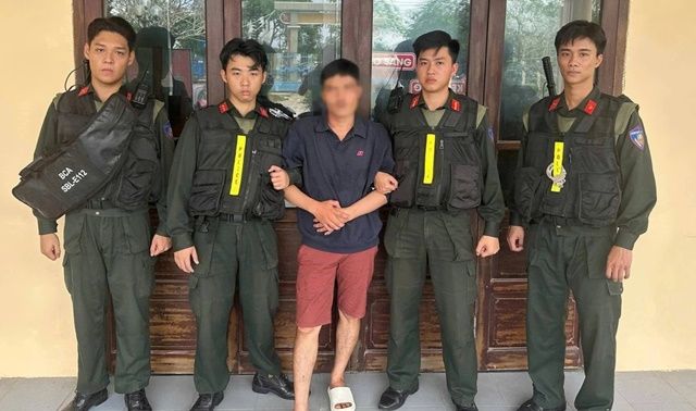 Hiện trường nghẹt thở nam thanh niên ‘ngáo đá’ sử dụng hung khí cố thủ trong nhà, chống trả cảnh sát