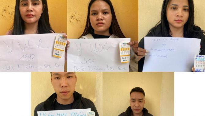 Bị công an ập vào kiểm tra, 5 ‘dân chơi’ rủ nhau leo nóc nhà vệ sinh để trốn và cái kết bẽ bàng