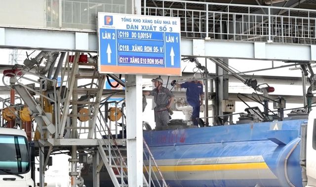 Doanh nghiệp lao đao khi xăng dầu giảm liên tục 5 phiên, lô mới nhập chưa bán hết đã lỗ