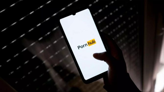 CỰC SỐC: Pornhub bị hacker tấn công, dọa tống tiền nếu không sẽ tung danh tính người xem