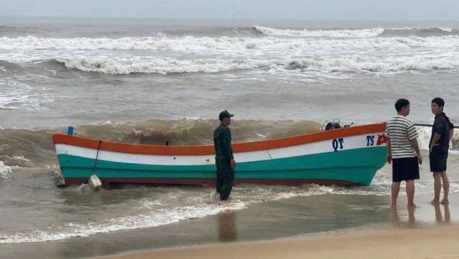 Quảng Trị: Phát hiện tàu cá vô chủ dạt vào bờ biển, công an đã xác định danh tính chủ phương tiện