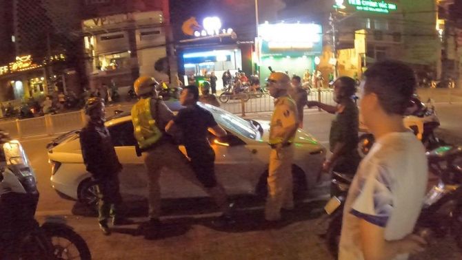 Bất ngờ lý lịch của người nhậu say, hoán đổi tài xế để né nồng độ cồn, hé lộ cái kết cực đắng