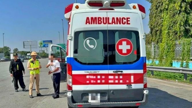 TP.HCM siết quản xe cứu thương trên cao tốc phía Nam, phát hiện loạt vi phạm, bị xử phạt nghiêm khắc 