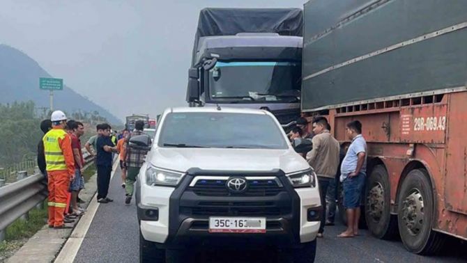 Hiện trường 3 ôtô tông nhau trên cao tốc Vũng Áng - Bùng: Giao thông ách tắc, nguyên nhân đang được điều tra