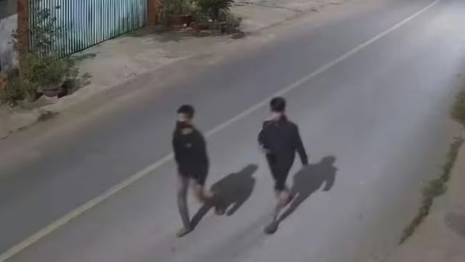 Clip 2 thanh niên tháo chạy khỏi chiếc xe lạ, thoát bẫy lừa qua Campuchia trong gang tấc