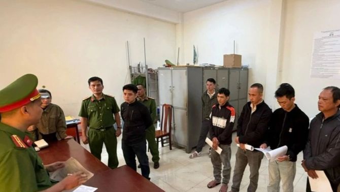 Từ mâu thuẫn hàng xóm kéo dài đến ẩu đả gây náo loạn khu dân cư, bố mẹ và con trai cùng bị khởi tố