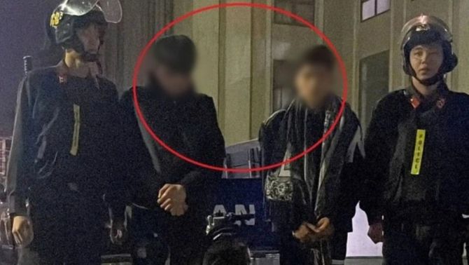 Không chấp hành hiệu lệnh dừng xe, 2 thiếu niên ném vỏ chai, xịt cay chống công an trong đêm