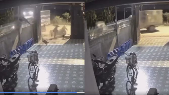 Camera khoảnh khắc 3 thanh niên đi xe máy va chạm kinh hoàng với xe tải, 1 người văng lên hàng rào