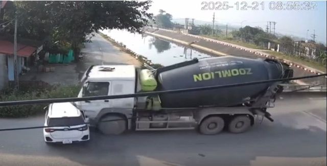 Tai nạn nghiêm trọng ở giao lộ ở Bắc Ninh: Xe bồn ủn xe con, cả 2 xe lao xuống mương nước