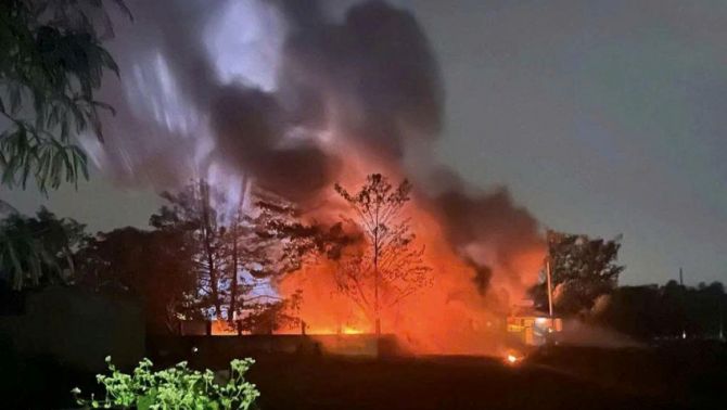 Bãi phế liệu bốc cháy dữ dội ở TPHCM, khói lửa đỏ rực trong đêm