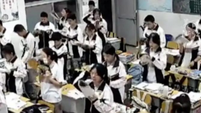 Đưa con đến trường từ 6h15 vẫn bị phê bình: Quy định giờ học gây tranh cãi dữ dội