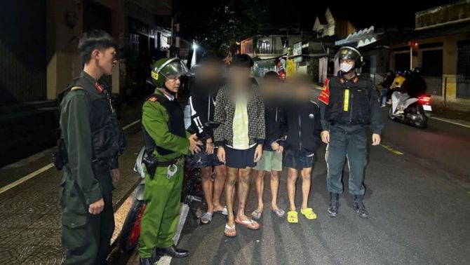 Mang dao kiếm ‘diễu phố’, nhóm tuổi teen ở Huế quay TikTok khoe chiến tích: Lộ chuỗi vi phạm, công an vào cuộc khẩn