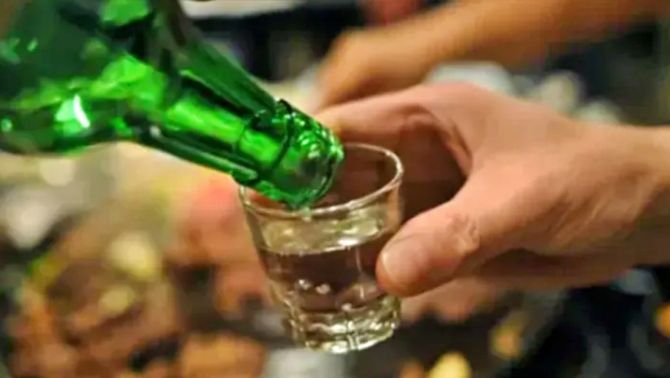 Sau bữa rượu gia đình, một người tử vong: Bộ Y tế khẩn cấp vào cuộc làm rõ nguồn rượu ở Hải Phòng