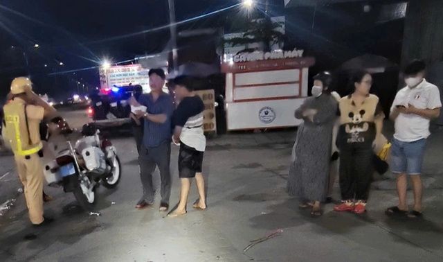 Hiện trường hỗn chiến ‘đẫm máu’ giữa nhóm hơn 10 thanh niên, loạt hung khí khiến nhiều người rùng mình