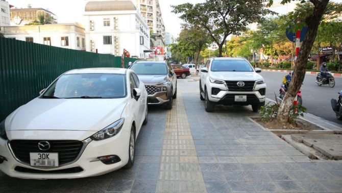 Đỗ xe trên vỉa hè 2025: Quy định mới khiến tài xế dễ mất tiền, mất điểm bằng lái
