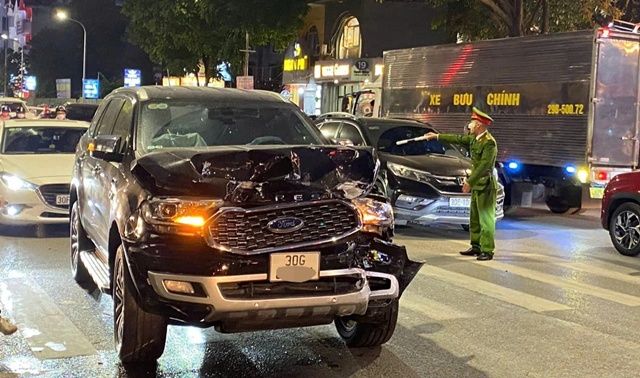 Hiện trường 5 phương tiện tông liên hoàn trên phố ở Hà Nội khiến 2 người bị thương, nguyên nhân từ 1 chiếc ô tô