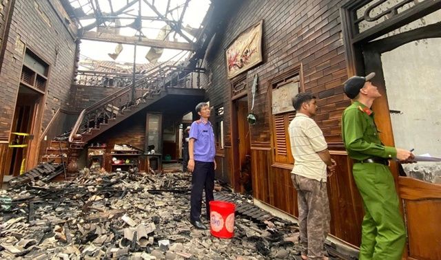 Căn nhà ở Đắk Lắk bốc cháy dữ dội, người bố bất lực nhìn tài sản bị thiêu rụi, nghi vấn con trai phóng hỏa