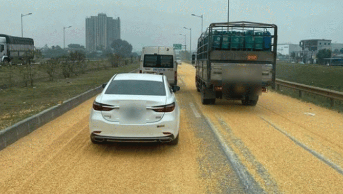 Nguyên nhân khiến 3 tấn ngô trên xe đầu kéo vương vãi trên cao tốc Hà Nội – Thái Nguyên