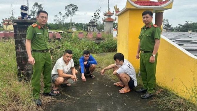 Phanh phui bí mật khó chấp nhận của 3 gã đàn ông lén lút vào nghĩa địa giữa đêm khuya