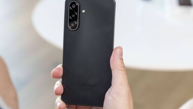 Đây là chiếc điện thoại Samsung giá hơn 5 triệu đáng mua nhất Việt Nam, camera xịn như Galaxy S25