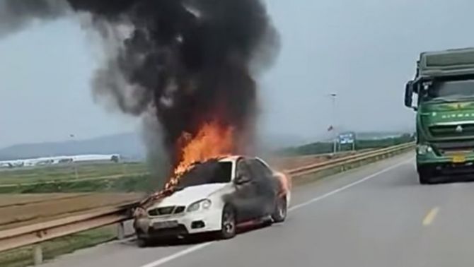 Hiện trường ô tô bốc cháy dữ dội giữa đường N5 Nghệ An: Tình hình tài xế gặp nạn ra sao? 