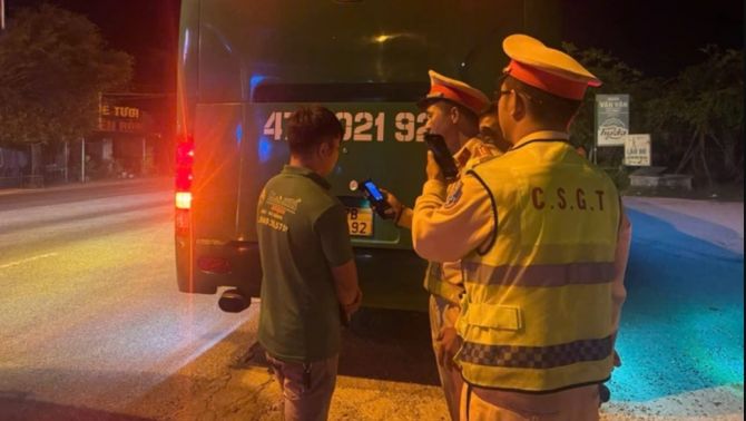 Danh tính tài xế xe khách thản nhiên lái xe chở 22 người sau khi uống rượu vừa bị xử phạt cực 'căng'