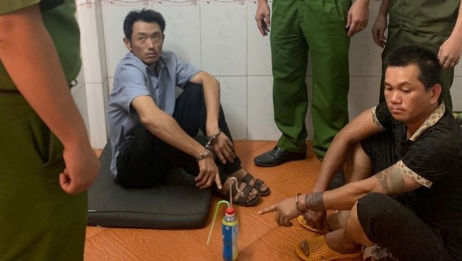 Bắt quả tang người phụ nữ làm việc đáng xấu hổ với 2 người đàn ông trong nhà, hé lộ danh tính và lời khai