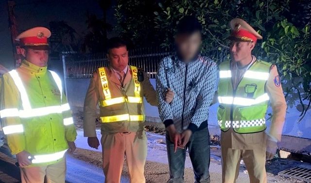 Danh tính lái xe ô tô ‘manh động’ ép xe cảnh sát, vứt túi ni lông để bỏ trốn, hé lộ kết quả test ma túy