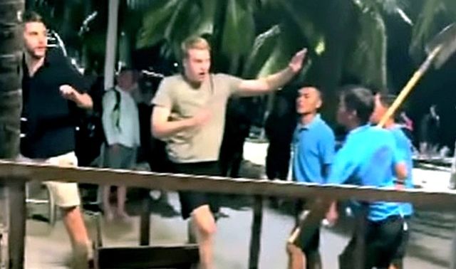 Xôn xao clip nhóm người cầm xẻng dọa đánh du khách nước ngoài ở Nha Trang, công an vào cuộc