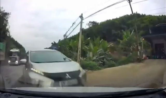 Camera ghi lại cảnh rùng mình khi 2 ô tô đâm trực diện ở Tuyên Quang, nguyên nhân từ chiếc xe ô tô 7 chỗ