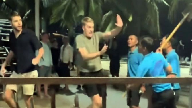 Cầm xẻng đuổi đánh khách nước ngoài ở Nha Trang: Quán bar bị đình chỉ, chủ quán thừa nhận một điều