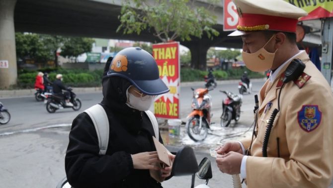 Clip lan truyền khiến tài xế hoang mang: Cục CSGT chính thức nói rõ việc dừng xe kiểm tra giấy khám sức khỏe