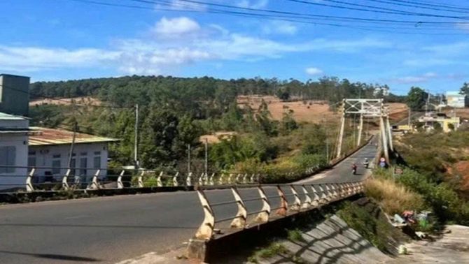 Xót xa bé gái sinh non còn nguyên dây rốn bị vứt bỏ tại cầu treo: Sức khỏe hiện ra sao?