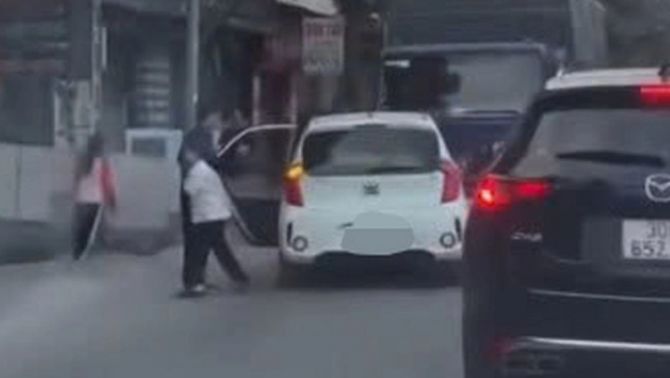Mức phạt xứng đáng dành cho nam tài xế ngang nhiên đỗ xe cho trẻ em xuống giữa đường Hà Nội
