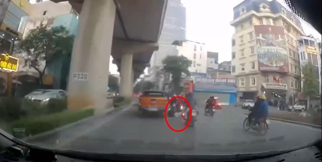 Camera ghi lại cảnh xe máy lạng lách, phanh gấp, trượt ngã vào gầm ô tô, bất tỉnh trên đường ở Hà Nội