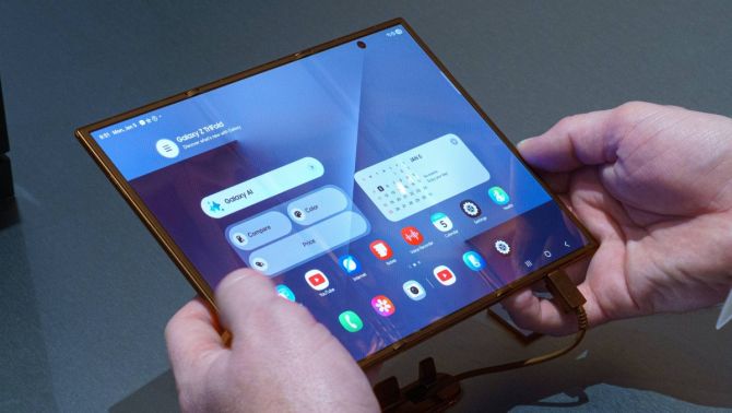 Trải nghiệm thực tế Samsung Galaxy Z TriFold: Smartphone gập ba độc đáo, mở ra chuẩn tablet 10 inch