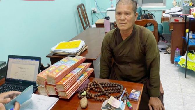 Mặc áo tu sĩ gõ cửa từng nhà bán nhang, chiêu trục lợi từ thiện bị Công an Cà Mau lật tẩy